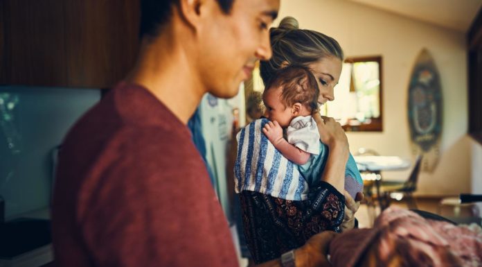 Comment se partager les tâches au sein du couple à la naissance d'un bébé